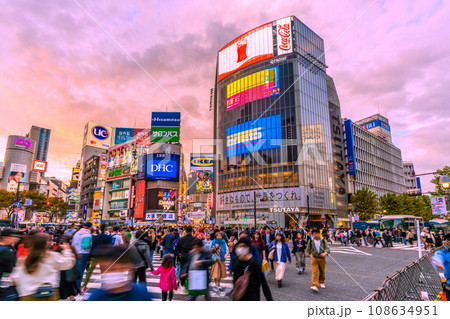 日本の東京都市景観 ハロ本番…交差点通行止め…脱コロナ、渋谷はコロナ禍前と変わらない賑わい=31日 日本の東京都市景観 ハロ本番…交差点通行止め…脱コロナ、渋谷はコロナ禍前と変わらない賑わい=31日 108634951