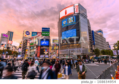 日本の東京都市景観 ハロ本番…交差点通行止め…脱コロナ、渋谷はコロナ禍前と変わらない賑わい＝31日 108634954