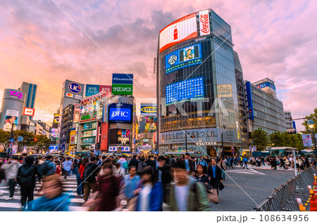日本の東京都市景観 ハロ本番…交差点通行止め…脱コロナ、渋谷はコロナ禍前と変わらない賑わい＝31日 108634956