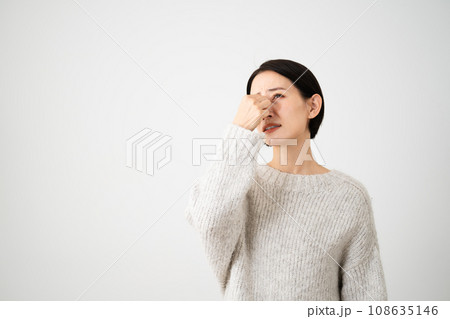 ニットを着ている若い女性 ライフスタイルイメージ ニットを着ている若い女性 ライフスタイルイメージ 108635146