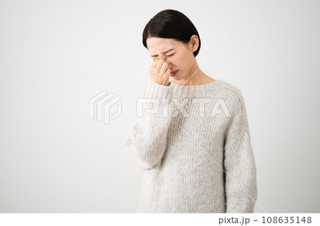 ニットを着ている若い女性 ライフスタイルイメージ ニットを着ている若い女性 ライフスタイルイメージ 108635148