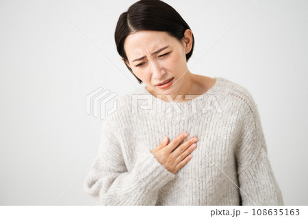 ニットを着ている若い女性 ライフスタイルイメージ ニットを着ている若い女性 ライフスタイルイメージ 108635163