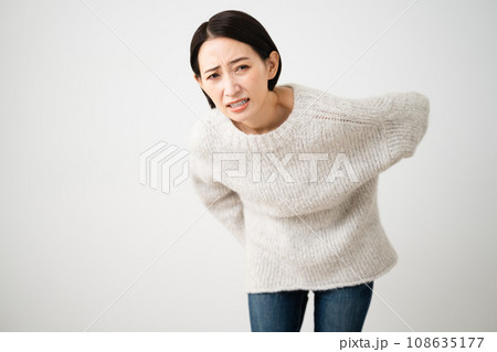 ニットを着ている若い女性　ライフスタイルイメージ 108635177