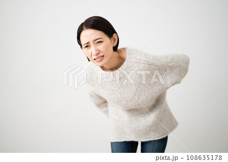 ニットを着ている若い女性　ライフスタイルイメージ 108635178