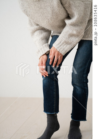 ニットを着ている若い女性　ライフスタイルイメージ 108635416