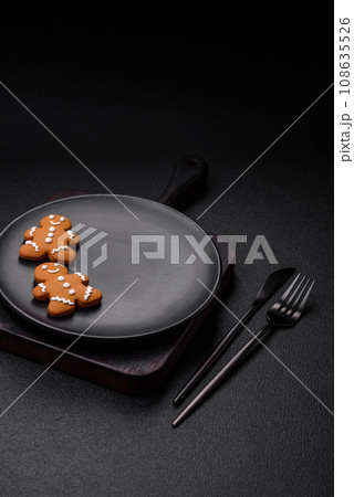 Delicious gingerbread cookies with honey, ginger and cinnamon 108635526
