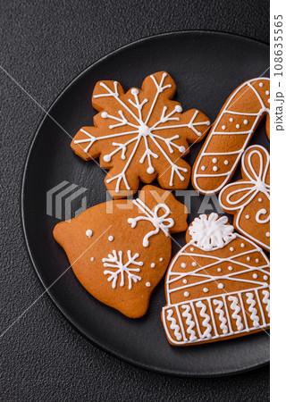 Delicious gingerbread cookies with honey, ginger and cinnamon 108635565