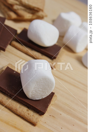Smores. Marshmallow with Chocolate and Graham Crackers 108636160