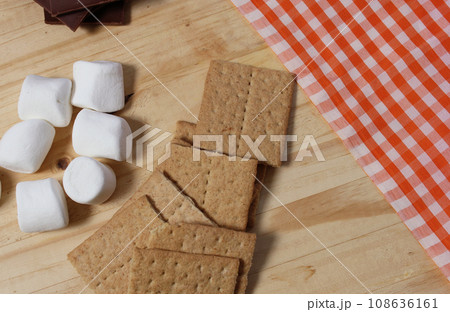 Smores. Marshmallow with Chocolate and Graham Crackers 108636161