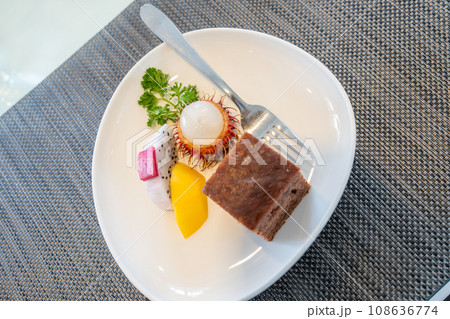 ベトナム　ハロン湾クルーズのクルーズ船でのランチのコースに出されるデザートのフルーツ 108636774