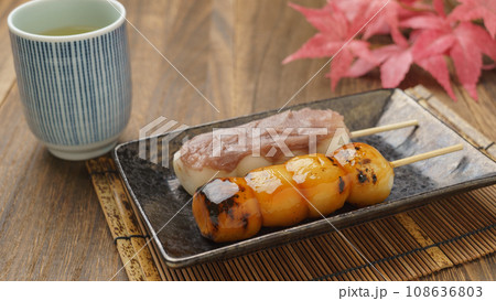 串団子と緑茶｜みたらし団子とあん団子 108636803