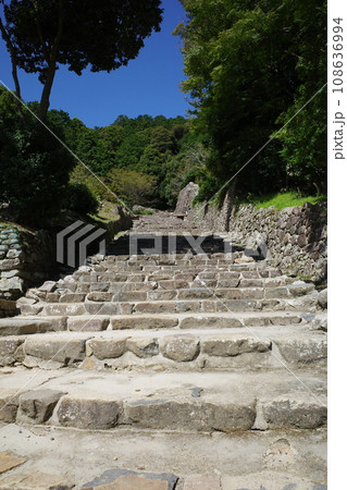 安土城跡の大手道の石段と石垣 108636994