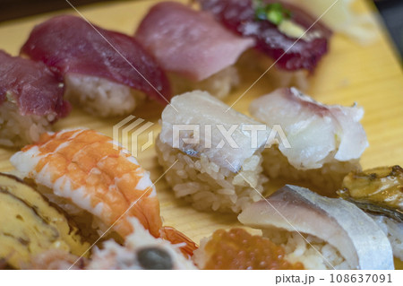 握り寿司　寿司　鮨　すし　Sushi　魚　白魚　さくら海老　マグロ　玉子　イクラ　トロ　カツオ 108637091