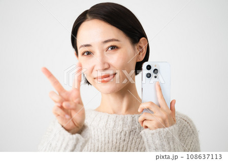 スマートフォンを操作する若い女性　ライフスタイルイメージ 108637113