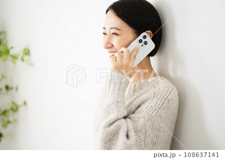 スマートフォンで通話をする若い女性 ライフスタイルイメージ スマートフォンで通話をする若い女性 ライフスタイルイメージ 108637141