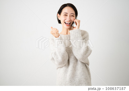 スマートフォンで通話をする若い女性 ライフスタイルイメージ スマートフォンで通話をする若い女性 ライフスタイルイメージ 108637187