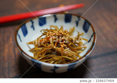 キンピラゴボウ　家庭料理 108637409