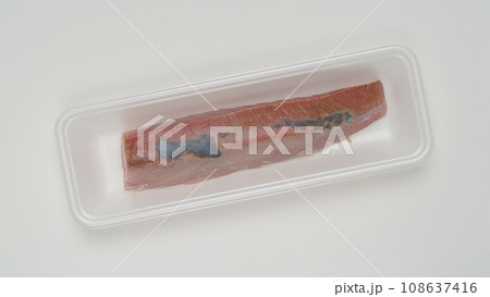 ブリの切身(白いトレーと短冊の刺身) ブリの切身(白いトレーと短冊の刺身) 108637416