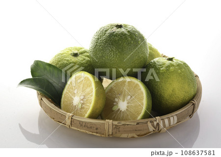 幻の果実 じゃばら 和歌山県 北山村産 白背景 108637581