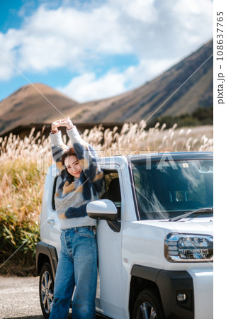 大自然を車で女性一人旅 108637765