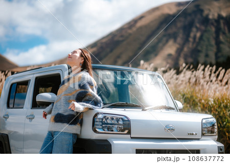 大自然を車で女性一人旅 108637772
