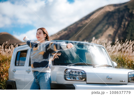 大自然を車で女性一人旅 大自然を車で女性一人旅 108637779