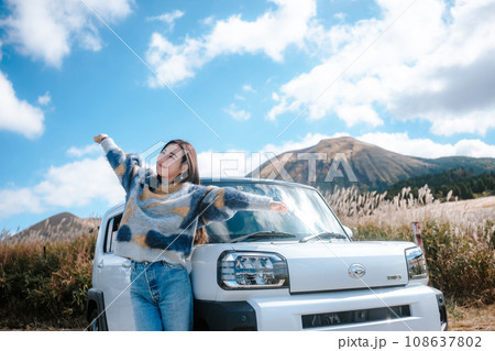 大自然を車で女性一人旅 大自然を車で女性一人旅 108637802