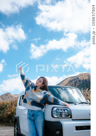 大自然を車で女性一人旅 大自然を車で女性一人旅 108637804
