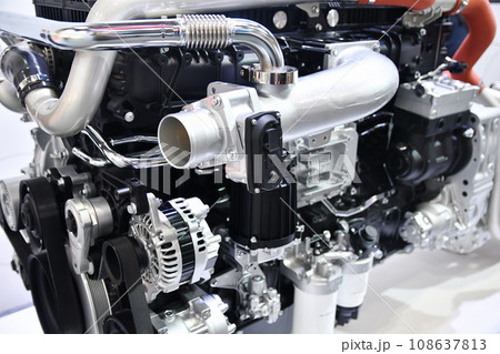 大型トラックのディーゼルエンジン 大型トラックのディーゼルエンジン 108637813