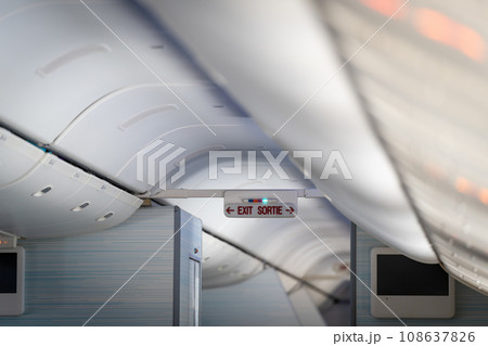 飛行機の出口標示 108637826