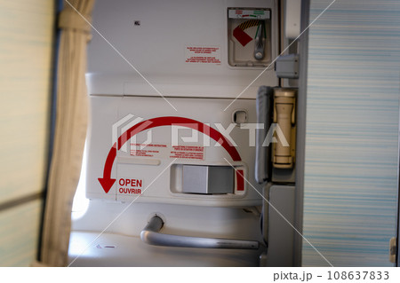 飛行機の緊急出口 108637833