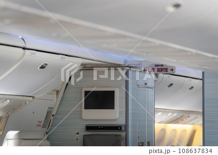 飛行機の出口標示 飛行機の出口標示 108637834
