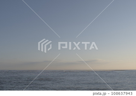 海 夕暮れ 静寂 黄昏 空 快晴 静か 風景 BG 海 夕暮れ 静寂 黄昏 空 快晴 静か 風景 BG 108637943