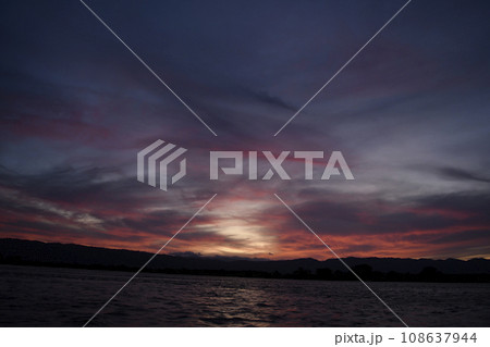 海 夕暮れ 静寂 黄昏 空 快晴 静か 風景 BG 海 夕暮れ 静寂 黄昏 空 快晴 静か 風景 BG 108637944