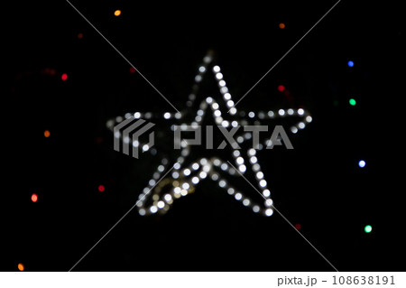 Golden holiday glowing backdrop. Defocused bokeh background 108638191