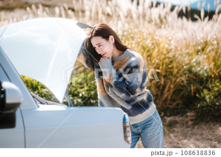 ドライブ中に車が故障して困ってる女性 108638836