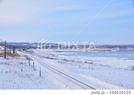 冬　JR釧網本線　北浜駅付近 108639139