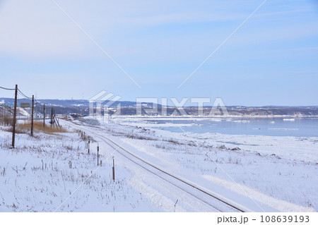 冬　JR釧網本線　北浜駅付近 108639193