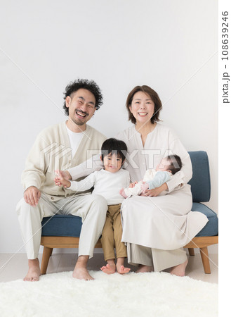 子供が2人いる幸せな4人家族のイメージのカメラ目線 子供が2人いる幸せな4人家族のイメージのカメラ目線 108639246