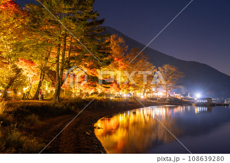 《山梨県》富士山と紅葉ライトアップ・山中湖湖畔 《山梨県》富士山と紅葉ライトアップ・山中湖湖畔 108639280