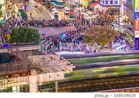 日本の東京都市景観2023ハロ本番。渋谷スクランブル交差点などを望む…＝10月31日 108639620