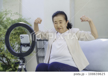 インスタライブをするシニア女性 108639625