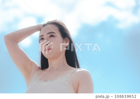 大自然の中に女性　ビューティーイメージ 108639652