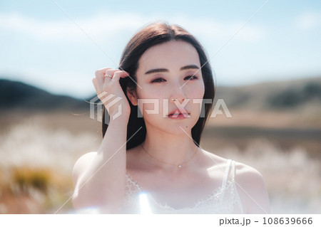 大自然の中に女性 ビューティーイメージ 大自然の中に女性 ビューティーイメージ 108639666
