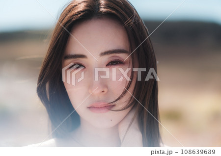 大自然の中に女性　ビューティーイメージ 108639689