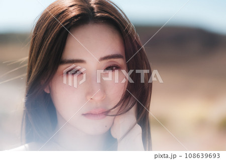 大自然の中に女性 ビューティーイメージ 大自然の中に女性 ビューティーイメージ 108639693