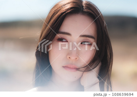 大自然の中に女性　ビューティーイメージ 108639694