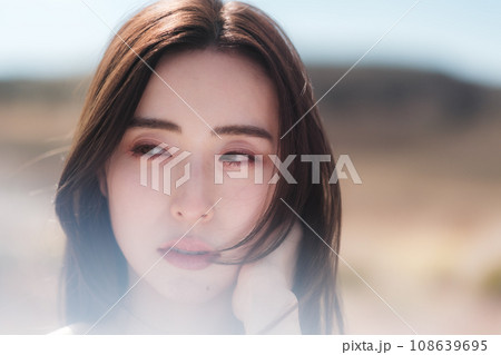 大自然の中に女性 ビューティーイメージ 大自然の中に女性 ビューティーイメージ 108639695