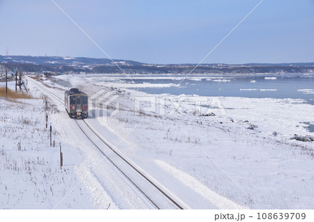 冬　JR釧網本線　北浜駅付近 108639709
