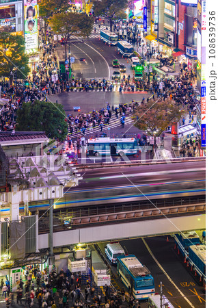 日本の東京都市景観2023ハロ本番。渋谷スクランブル交差点などを望む…＝10月31日 108639736